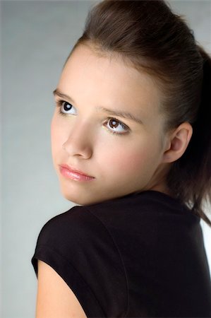 simsearch:400-03914122,k - Beautyful young girl portrait in studio Foto de stock - Super Valor sin royalties y Suscripción, Código: 400-04107972