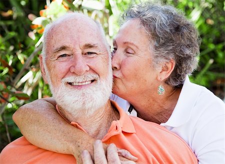 simsearch:400-04065020,k - Senior woman giving her husband a kiss on the cheek. Foto de stock - Royalty-Free Super Valor e Assinatura, Número: 400-04108000
