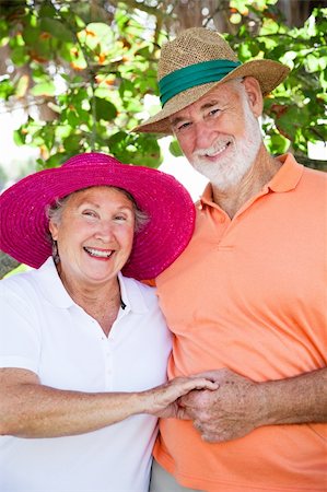 simsearch:400-04065020,k - Portrait of adorable senior couple holding hands. Foto de stock - Royalty-Free Super Valor e Assinatura, Número: 400-04108001