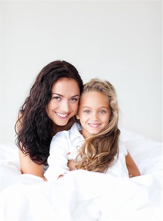 Jeune mère et fille embrasser sur le lit Photographie de stock - Aubaine LD & Abonnement, Code: 400-04108148