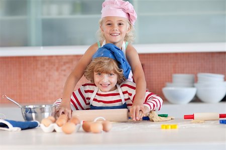 simsearch:400-04151115,k - Young Children having fun in the Kitchen Foto de stock - Super Valor sin royalties y Suscripción, Código: 400-04108170