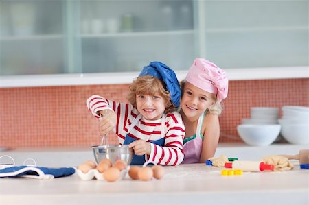 simsearch:400-04151115,k - Young Children having fun in the Kitchen Foto de stock - Super Valor sin royalties y Suscripción, Código: 400-04108172