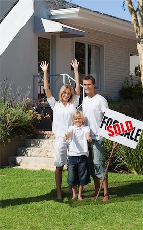 family with sold sign - Family in front of House that they have just bought Photographie de stock - Aubaine LD & Abonnement, Code: 400-04109291