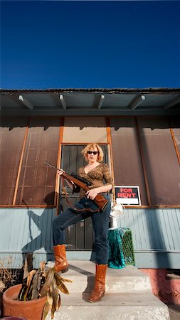 Blonde woman on her front porch with a rifle Photographie de stock - Aubaine LD & Abonnement, Code: 400-04100005