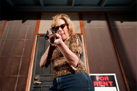 Blonde woman on her front porch with a rifle Photographie de stock - Aubaine LD & Abonnement, Code: 400-04100006