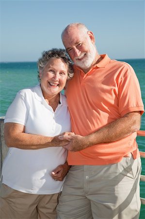 simsearch:400-04065020,k - Portrait of a happy senior couple enjoying a seaside vacation. Foto de stock - Royalty-Free Super Valor e Assinatura, Número: 400-04102766
