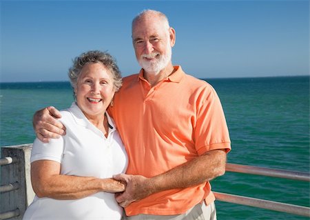 simsearch:400-04065020,k - Portrait of a beautiful senior couple enjoying a seaside vacation. Foto de stock - Royalty-Free Super Valor e Assinatura, Número: 400-04102771