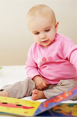 simsearch:400-04161658,k - Portrait of cute baby reading a picture book Fotografie stock - Microstock e Abbonamento, Codice: 400-04103260