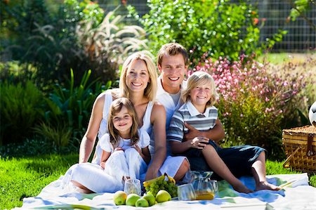 Smiling young family having picnic in a park Photographie de stock - Aubaine LD & Abonnement, Code: 400-04114586