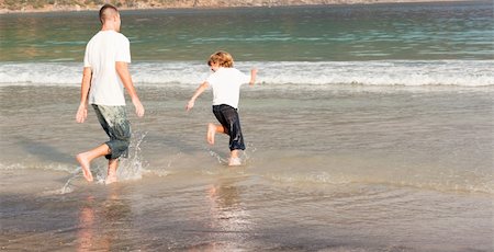 simsearch:400-04114591,k - Young father and son playing on a beach Stock Photo - Budget Royalty-Free & Subscription, Code: 400-04114590