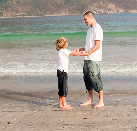 Young father and son playing on a beach Photographie de stock - Aubaine LD & Abonnement, Code: 400-04114591