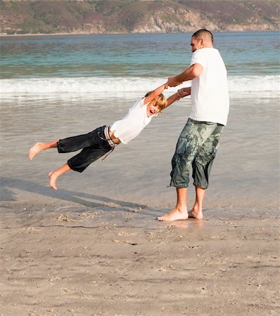 simsearch:400-04114591,k - Young father and son playing on a beach Stock Photo - Budget Royalty-Free & Subscription, Code: 400-04114592