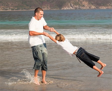 Young father and son playing on a beach Foto de stock - Super Valor sin royalties y Suscripción, Código: 400-04114593