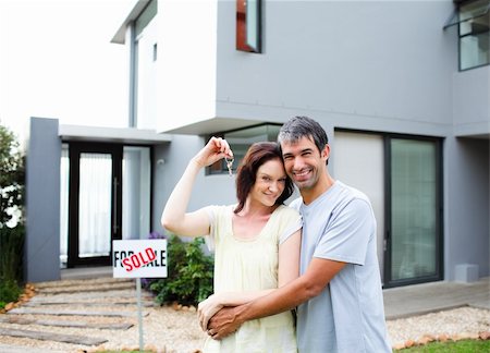 family with sold sign - Happy young couple after buying house Photographie de stock - Aubaine LD & Abonnement, Code: 400-04114639
