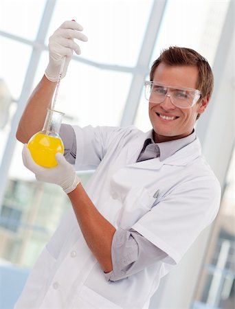 simsearch:400-04467890,k - Attractive young scientist working with a test-tube Stockbilder - Microstock & Abonnement, Bildnummer: 400-04114684