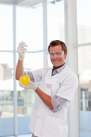 simsearch:400-04467890,k - Young scientist working with a test-tube Stockbilder - Microstock & Abonnement, Bildnummer: 400-04114681