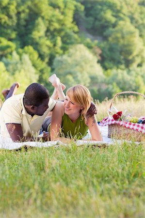 simsearch:400-04059847,k - portrait of young multiethnic couple picnicking in park Stockbilder - Microstock & Abonnement, Bildnummer: 400-04115580