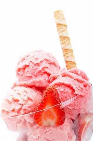 simsearch:400-04039032,k - Delicious strawberry ice cream in glass bowl isolated on white background. Shallow depth of field Photographie de stock - Aubaine LD & Abonnement, Code: 400-04116101