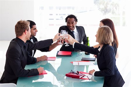 simsearch:400-04130666,k - Happy businesspeople drinking champagne in office Foto de stock - Royalty-Free Super Valor e Assinatura, Número: 400-04116299