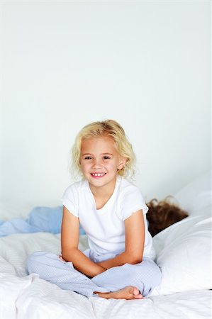 Little girl sitting in bed with copyspace on the top Foto de stock - Super Valor sin royalties y Suscripción, Código: 400-04116409