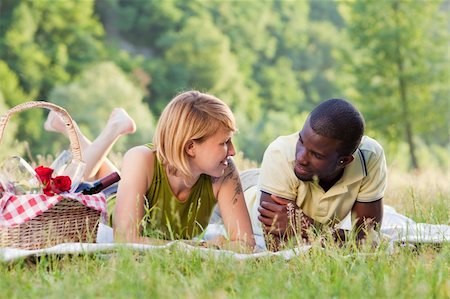 simsearch:400-04059847,k - portrait of young multiethnic couple picnicking in park Stockbilder - Microstock & Abonnement, Bildnummer: 400-04116812