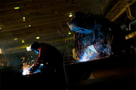 simsearch:400-03975695,k - Two factory welders welding a parts in a factory Foto de stock - Super Valor sin royalties y Suscripción, Código: 400-04117166