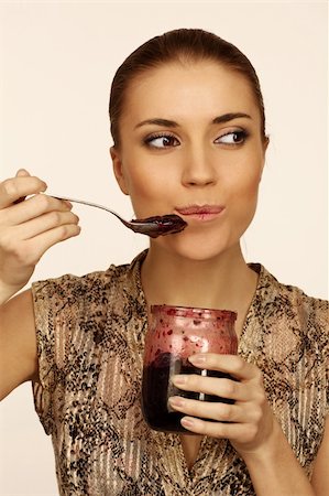 simsearch:673-02138312,k - The woman eats with a spoon jam from banks Stockbilder - Microstock & Abonnement, Bildnummer: 400-04117466