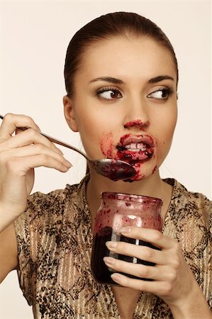 simsearch:673-02138312,k - The woman eats with a spoon jam from banks Stockbilder - Microstock & Abonnement, Bildnummer: 400-04117467