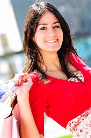 Portrait of young woman with shopping bags at outdoor mall Photographie de stock - Aubaine LD & Abonnement, Code: 400-04117747