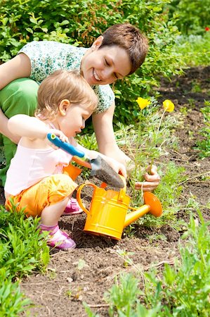 simsearch:400-05314669,k - Mother and daughter cultivating the garden Photographie de stock - Aubaine LD & Abonnement, Code: 400-04117947