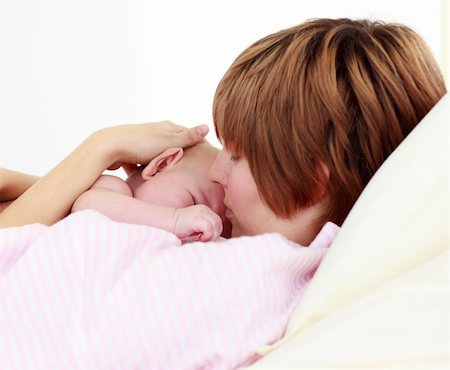 pictures of new born baby rooms - Portrait of a patient kissing her newborn baby in hospital Foto de stock - Super Valor sin royalties y Suscripción, Código: 400-04118452