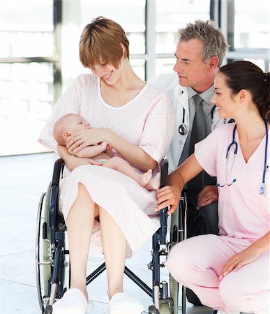 simsearch:400-04118442,k - Patient with her newborn baby and doctors in hospital Stock Photo - Budget Royalty-Free & Subscription, Code: 400-04118478