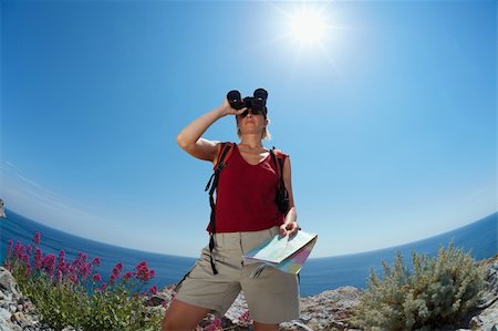 simsearch:400-04043242,k - young blonde woman hiking watching through binoculars. Copy space Photographie de stock - Aubaine LD & Abonnement, Code: 400-04118548