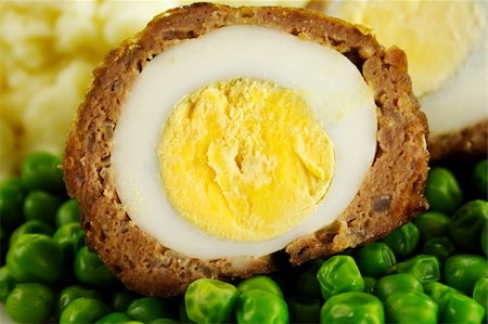 simsearch:400-04626174,k - Delicious scotch egg with peas, carrots and mashed potato. Photographie de stock - Aubaine LD & Abonnement, Code: 400-04118591
