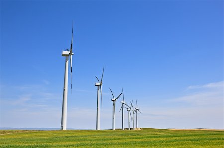 Wind turbines farm in green field over cloudy sky Foto de stock - Super Valor sin royalties y Suscripción, Código: 400-04119057