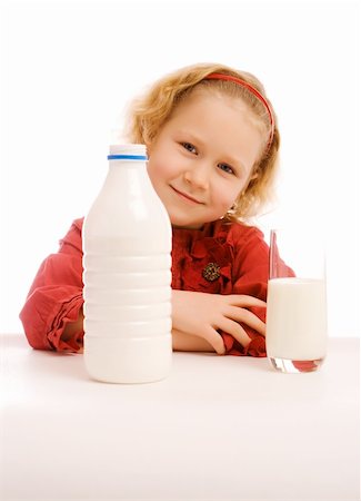 simsearch:400-04218582,k - Girl sitting at the table with milk bottle and glass on it Stockbilder - Microstock & Abonnement, Bildnummer: 400-04119147