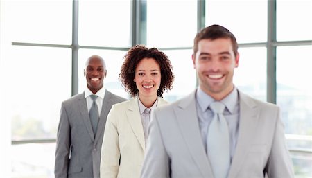 simsearch:400-04130666,k - Smiling young businesswoman in a row with her colleagues Foto de stock - Royalty-Free Super Valor e Assinatura, Número: 400-04119282