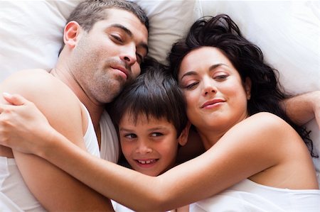 Portrait of a happy young family sleeping in bed Stock Photo - Budget Royalty-Free & Subscription, Code: 400-04119378