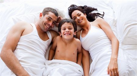 simsearch:400-04196942,k - Happy family lying with his son in bed Photographie de stock - Aubaine LD & Abonnement, Code: 400-04119383