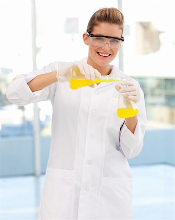 simsearch:400-05669824,k - Beautiful young scientist examining a test-tube Foto de stock - Royalty-Free Super Valor e Assinatura, Número: 400-04119456