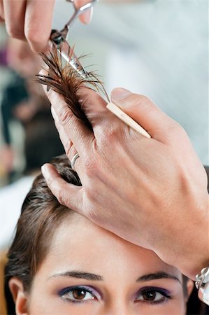 simsearch:640-03264063,k - Close up of young woman having her hair being cut. Narrow focus on hand and hair Foto de stock - Super Valor sin royalties y Suscripción, Código: 400-04110161