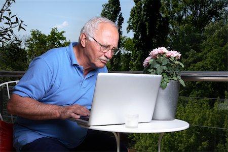 simsearch:400-04435288,k - Adorable elderly man using a laptop. Photographie de stock - Aubaine LD & Abonnement, Code: 400-04110735