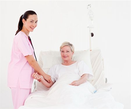 simsearch:400-04311151,k - Young Nurse measuring an elderly patients Pulse Stockbilder - Microstock & Abonnement, Bildnummer: 400-04112084