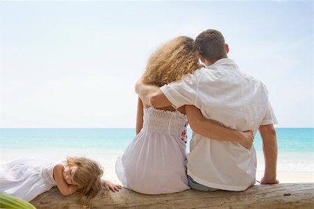 simsearch:400-04062793,k - Portrait of young family having fun on the beach Photographie de stock - Aubaine LD & Abonnement, Code: 400-04113711