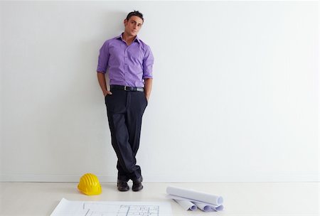 simsearch:400-04193857,k - portrait of mid adult architect leaning on wall and looking at camera. Copy space Foto de stock - Super Valor sin royalties y Suscripción, Código: 400-04124216