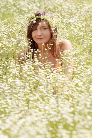 simsearch:400-04399498,k - Smiling young woman on the meadow Foto de stock - Royalty-Free Super Valor e Assinatura, Número: 400-04124608