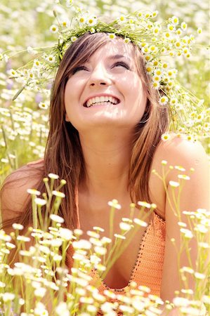 simsearch:400-04399498,k - Smiling young woman on the meadow Foto de stock - Royalty-Free Super Valor e Assinatura, Número: 400-04124609