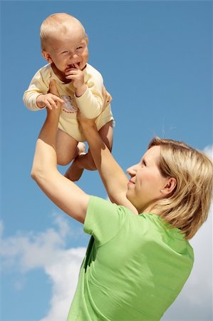 simsearch:400-06452404,k - Mère avec bébé sous un ciel clair bleu Photographie de stock - Aubaine LD & Abonnement, Code: 400-04124626