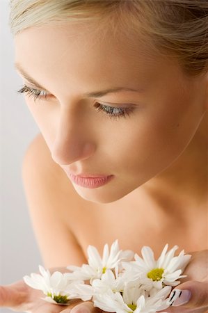 simsearch:400-06096871,k - sweet beauty close up portrait of beautiful woman with some white daisy on hand Stock Photo - Budget Royalty-Free & Subscription, Code: 400-04124705