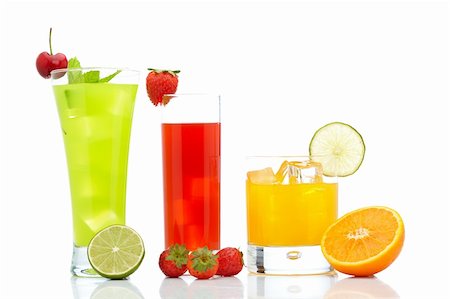 simsearch:400-04617727,k - A glass of fresh strawberry, orange and kiwi juice reflected on white background Fotografie stock - Microstock e Abbonamento, Codice: 400-04124879